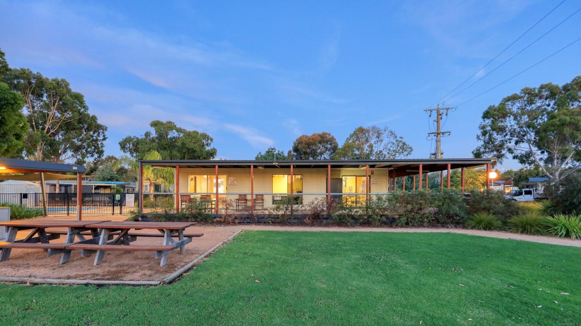 Yarrawonga Riverlands Tourist Park Экстерьер фото