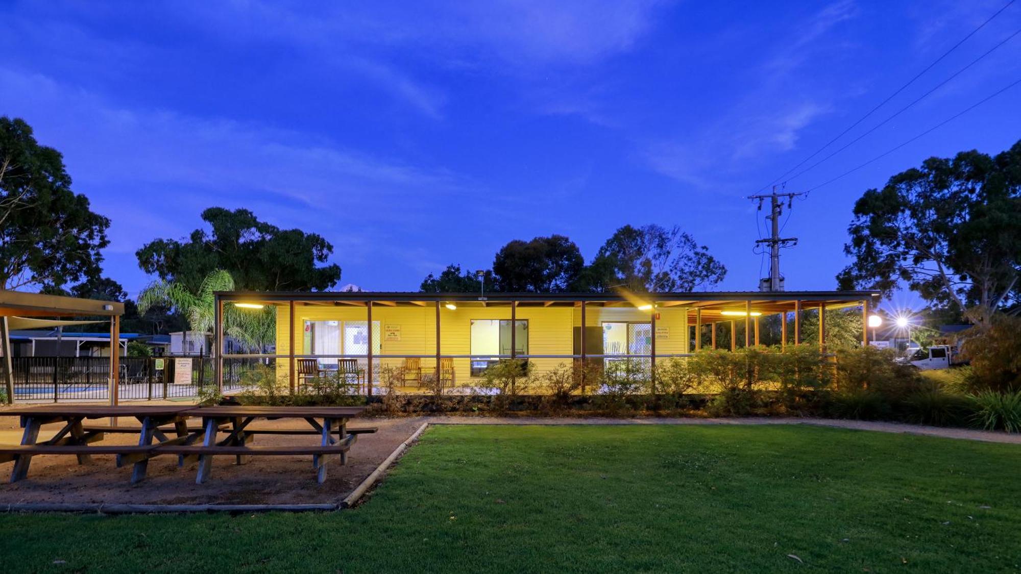 Yarrawonga Riverlands Tourist Park Экстерьер фото